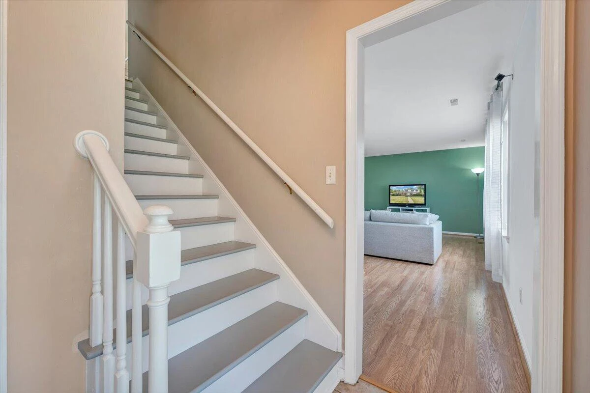 1036 Howell DR - Photo 6