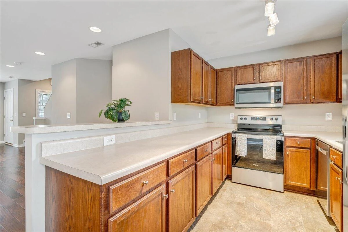 235 Ross ST - Photo 2