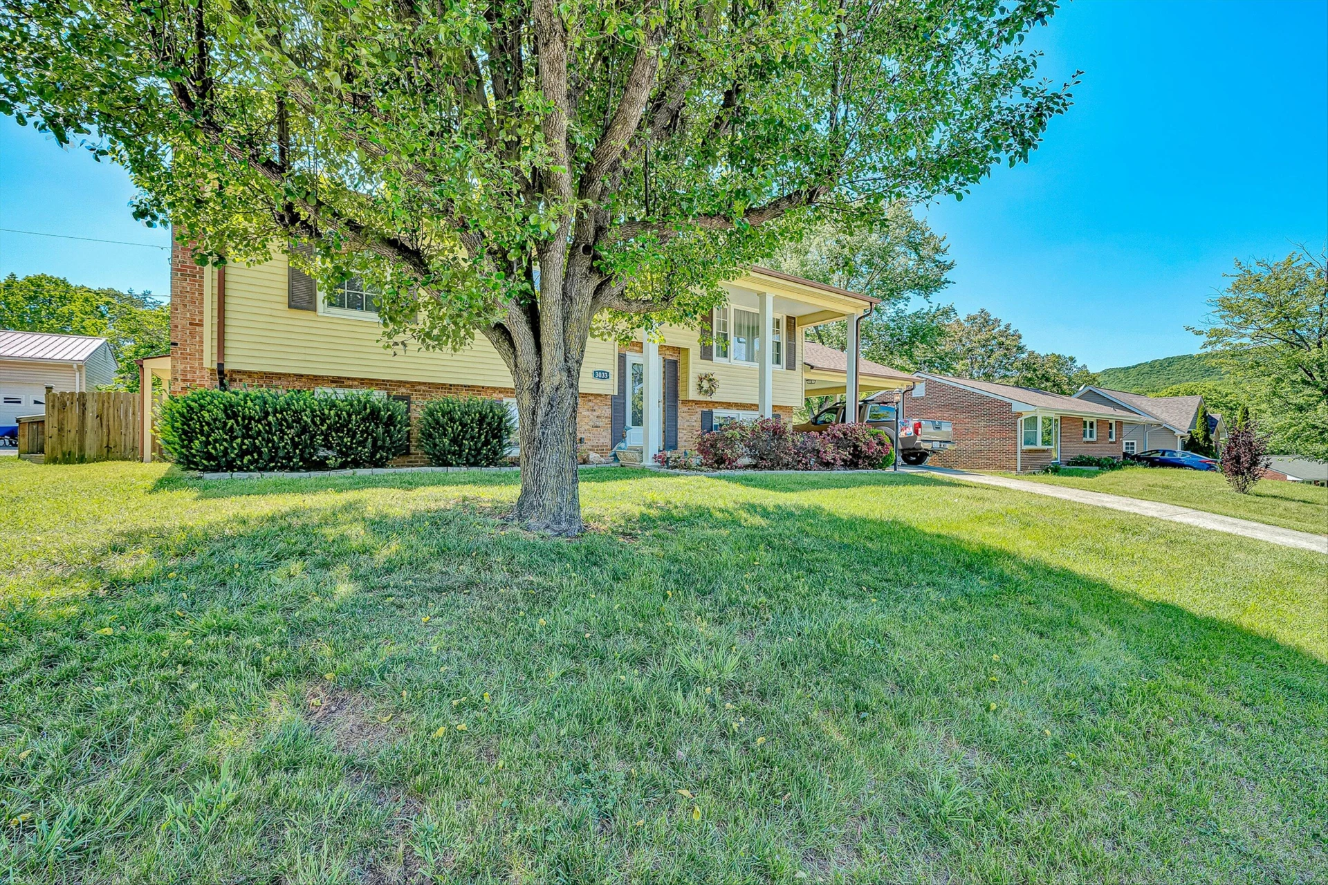 3033 Parham DR - Photo 2