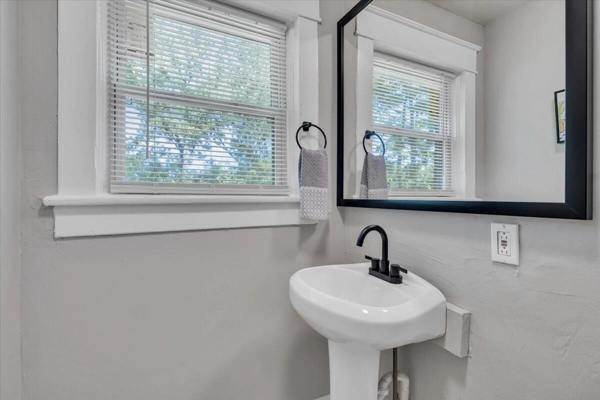 1627 Mercer AVE NW - Photo 20