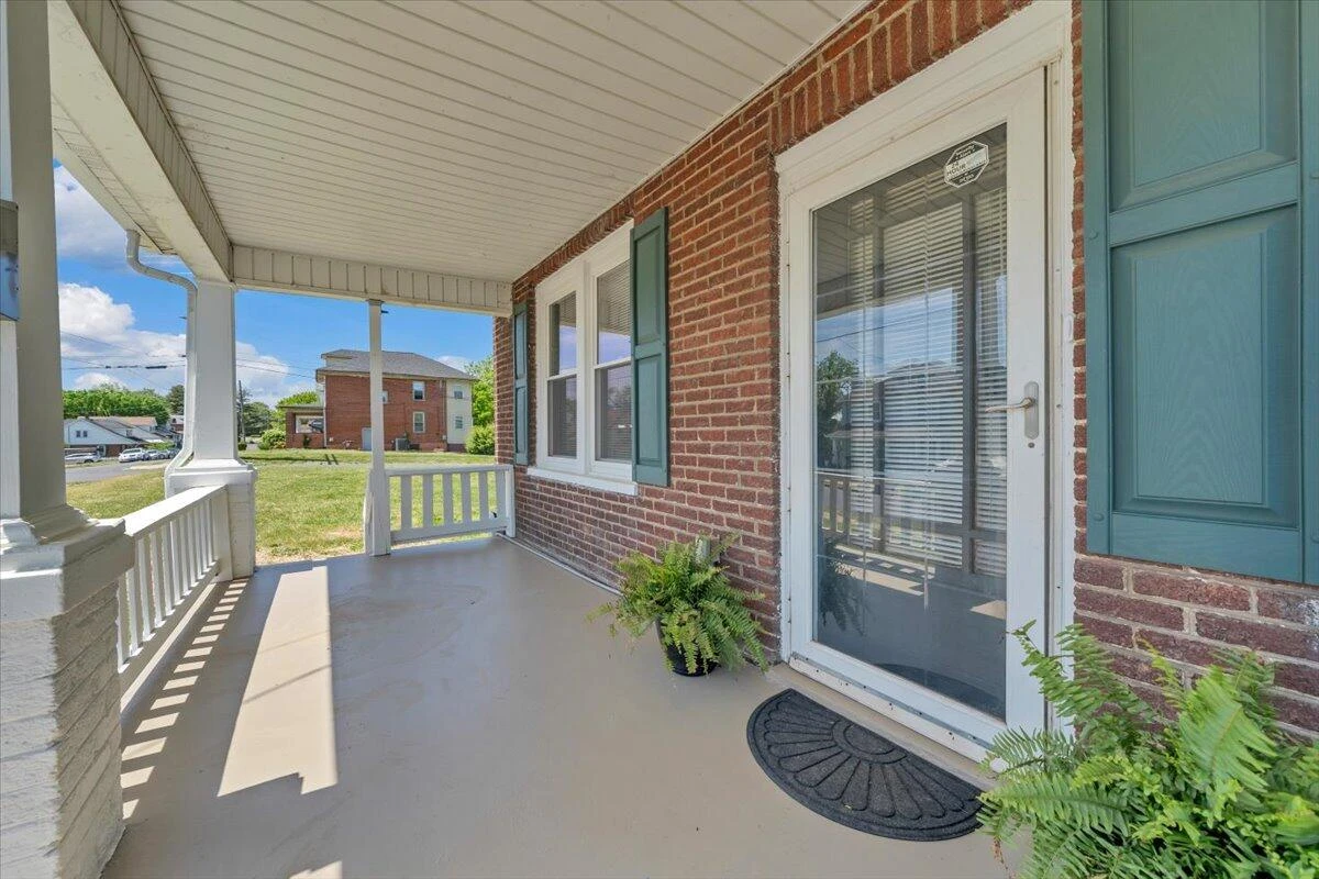 1627 Mercer AVE NW - Photo 4
