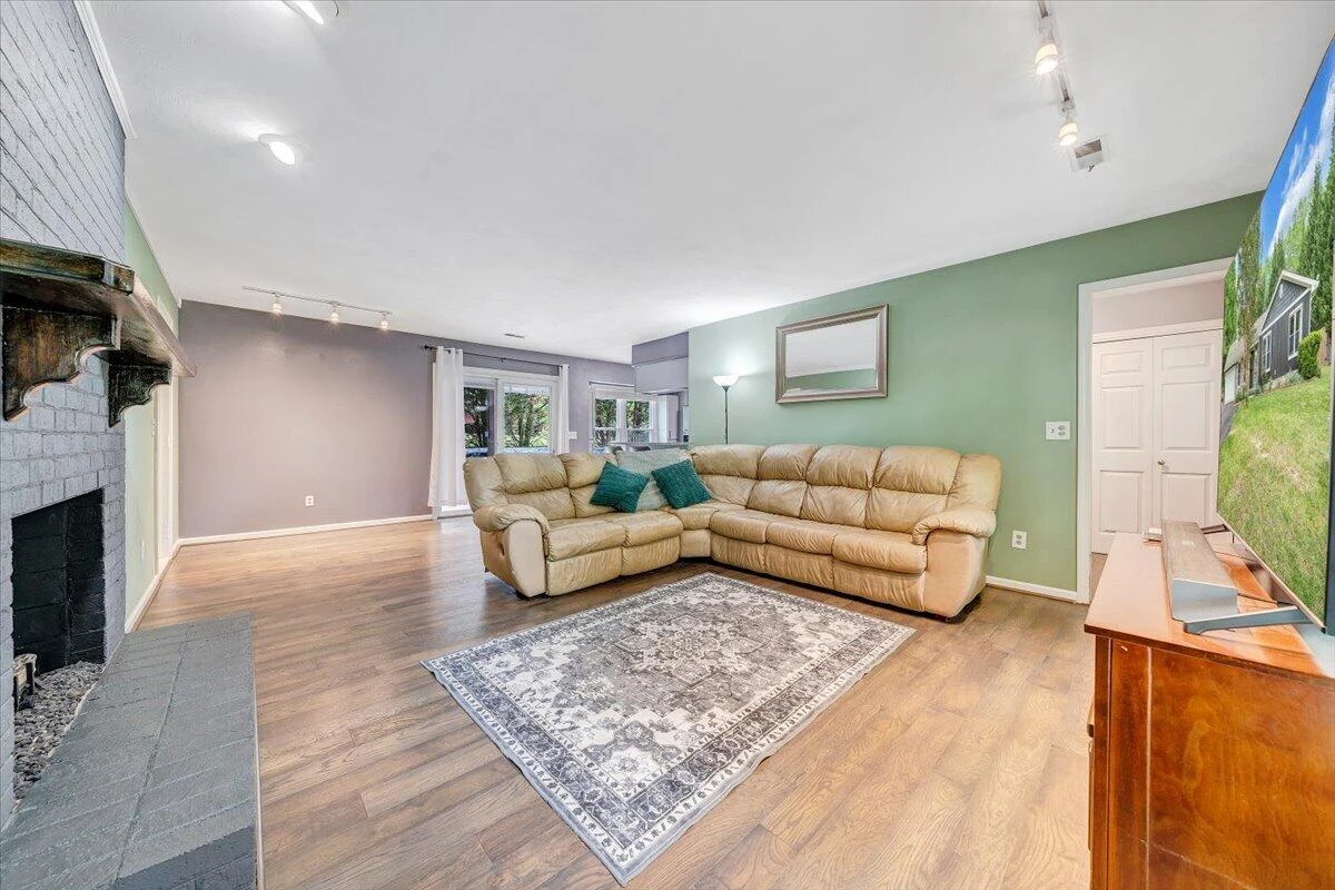1233 Martha DR NW - Photo 10