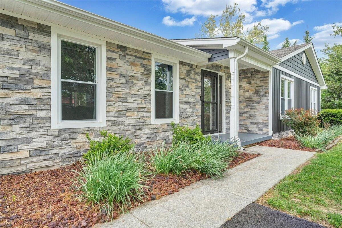 1233 Martha DR NW - Photo 2
