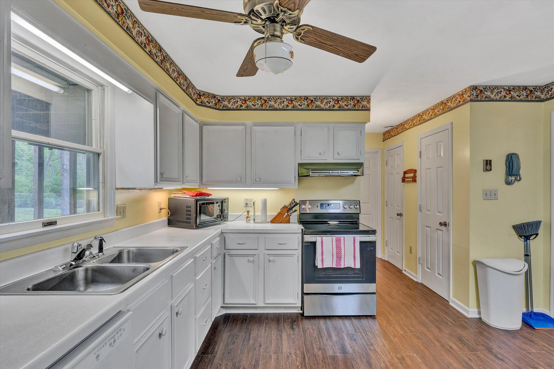 124 Stratford DR - Photo 10