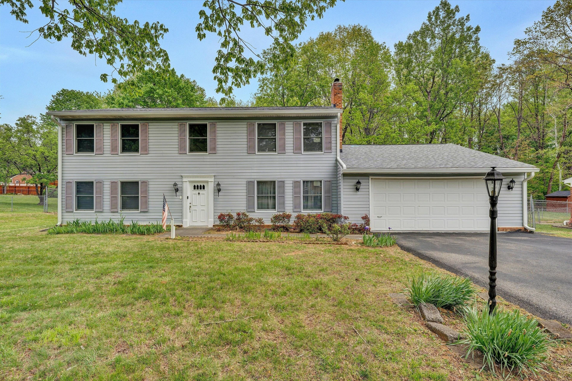 124 Stratford DR - Photo 2