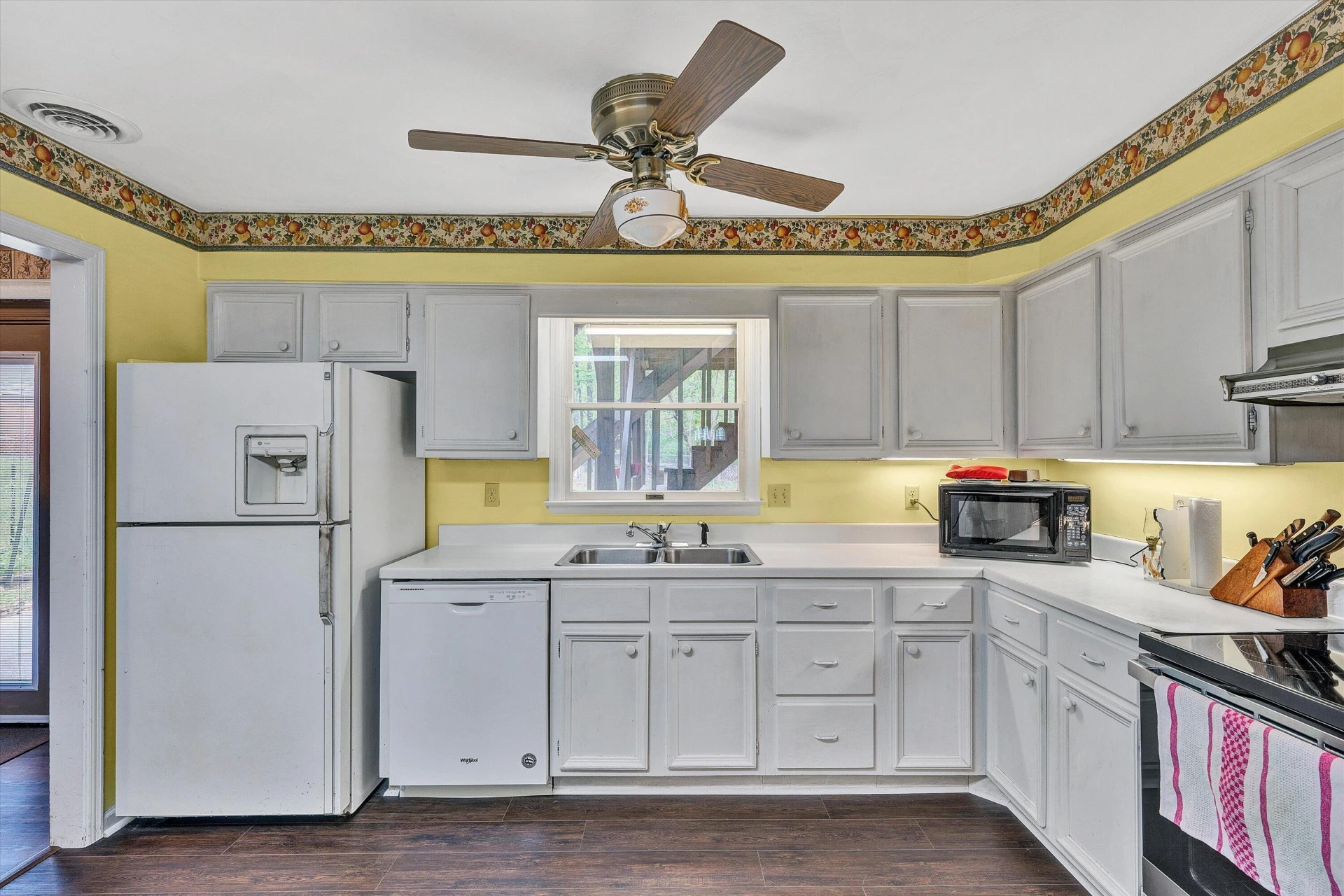 124 Stratford DR - Photo 9