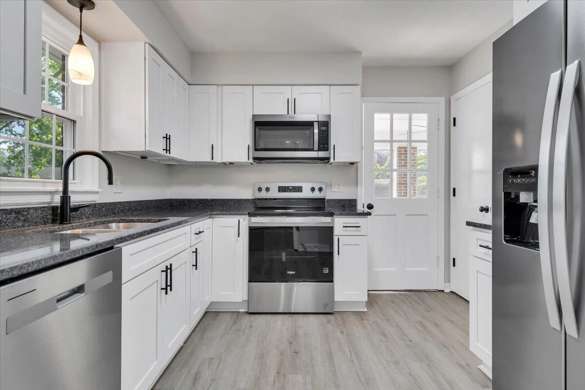 1039 Almond DR - Photo 11