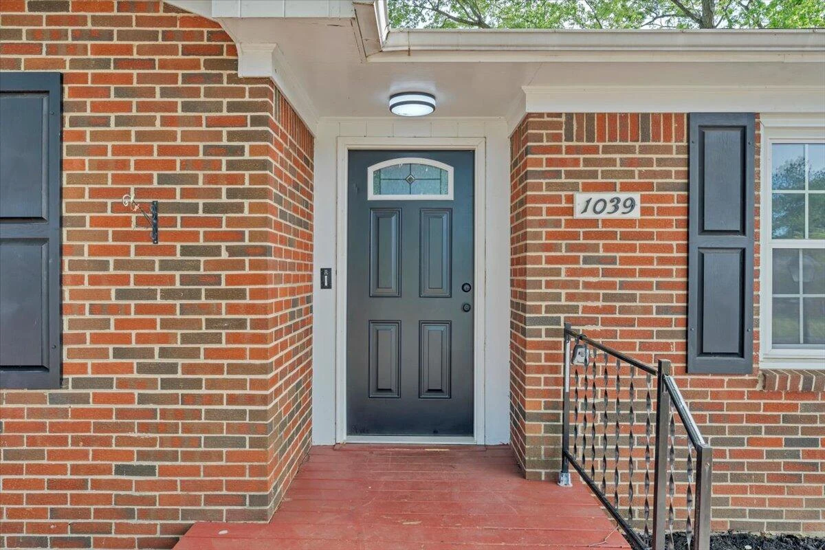 1039 Almond DR - Photo 2