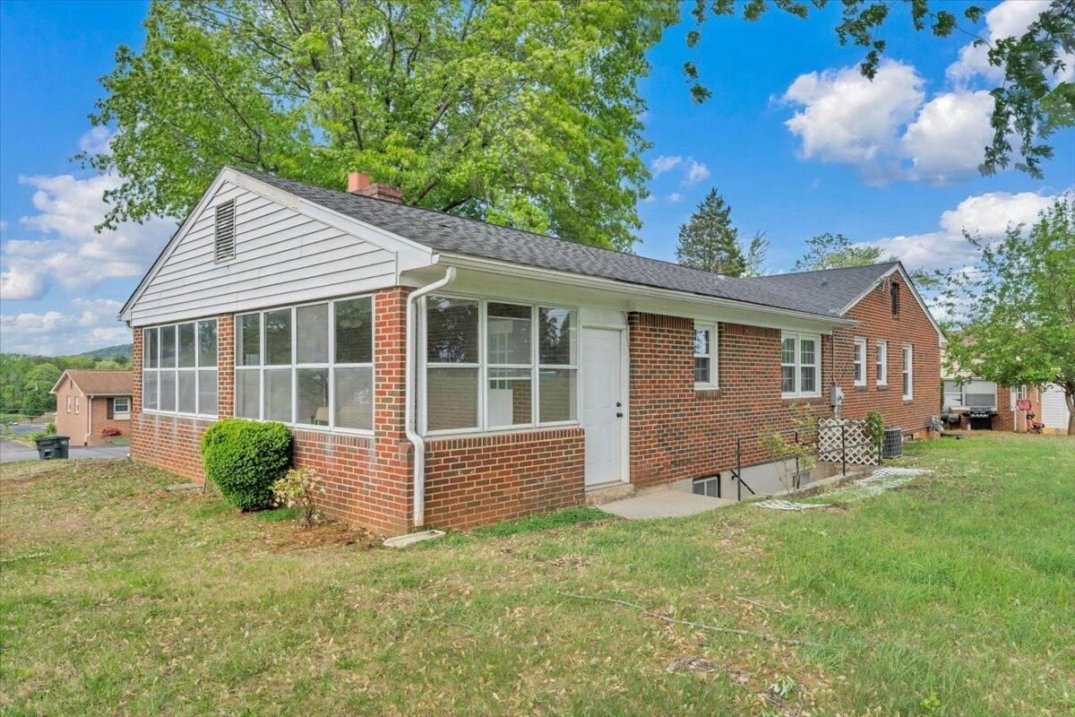 1039 Almond DR - Photo 32