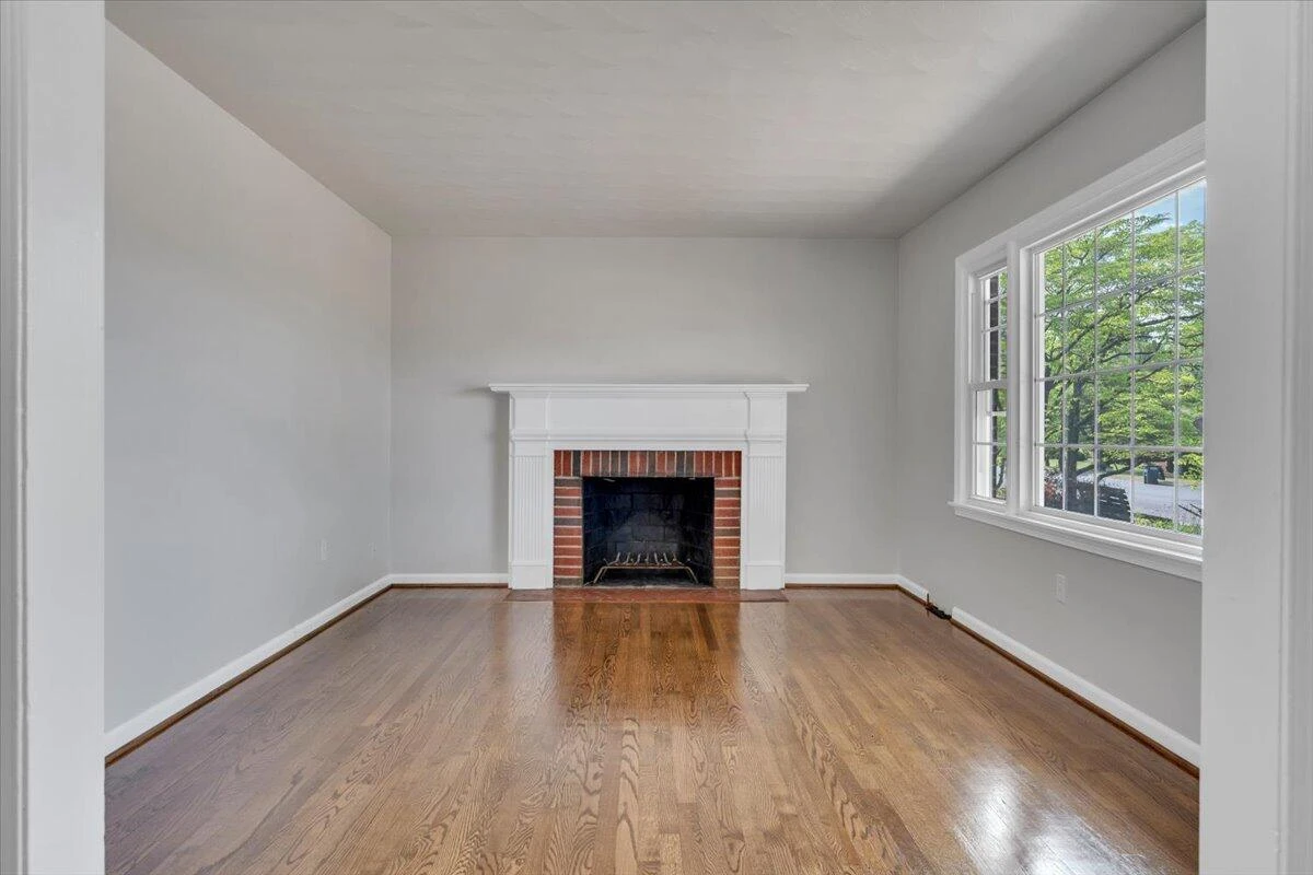 1039 Almond DR - Photo 4