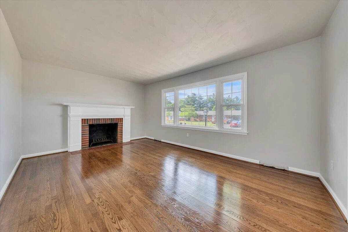 1039 Almond DR - Photo 5