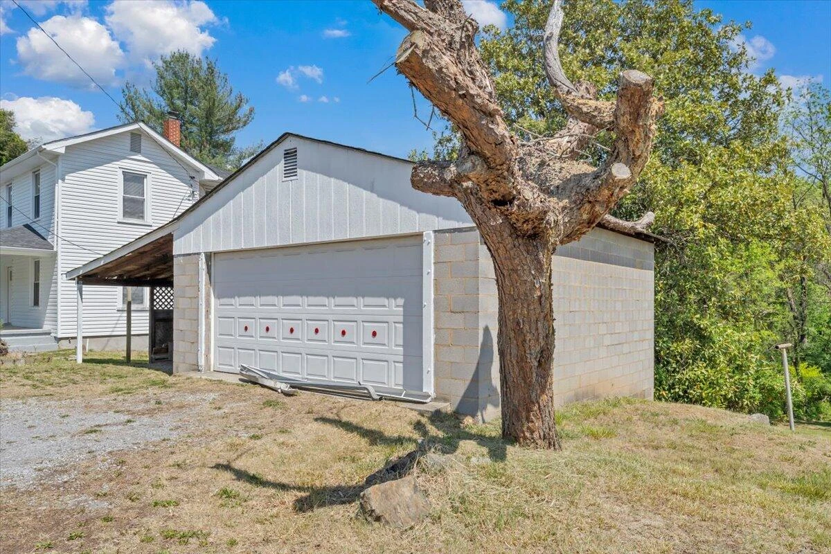 2415 Overlook RD NE - Photo 30