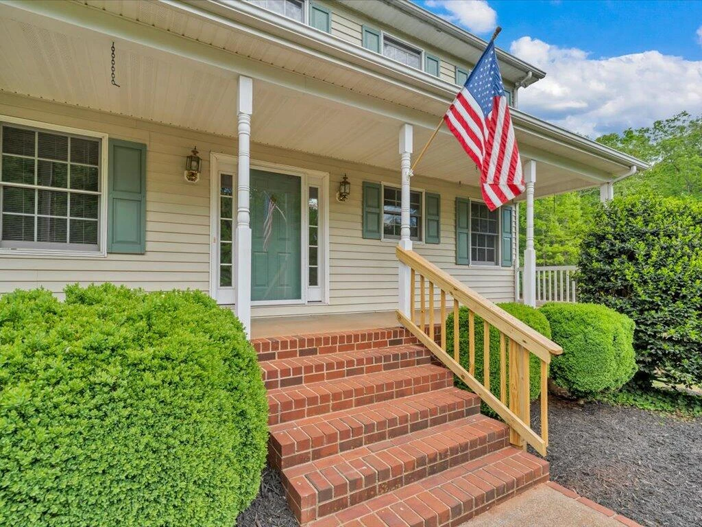 520 Scenic DR - Photo 2