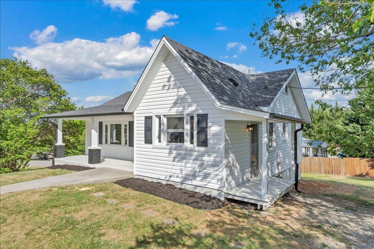 2138 Bailey AVE - Photo 2