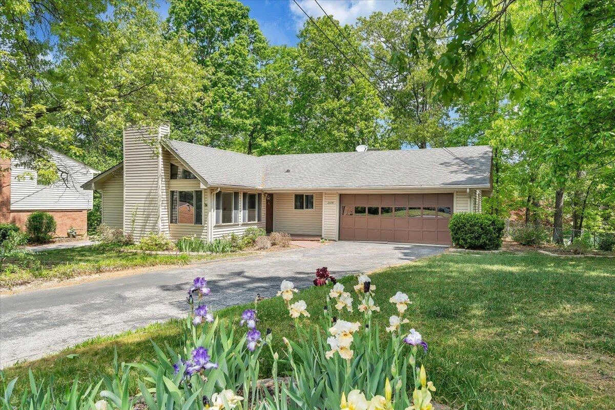 2009 Montclair DR - Photo 2