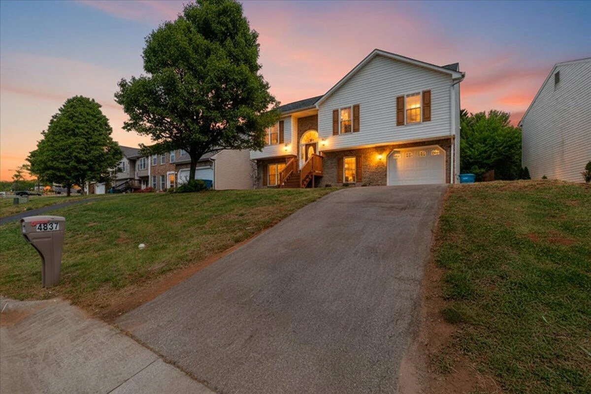 4837 Nelms LN NE - Photo 2