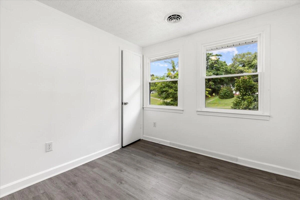 2305 Elmwood ST - Photo 11
