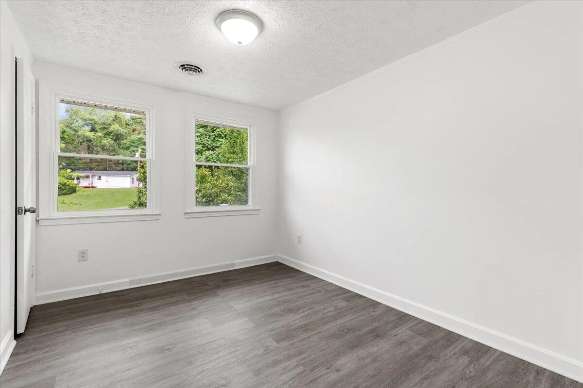 2305 Elmwood ST - Photo 12