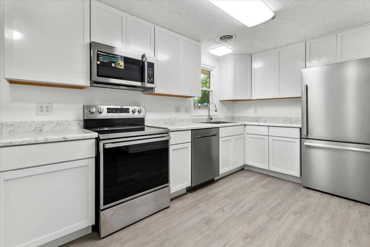 2305 Elmwood ST - Photo 15