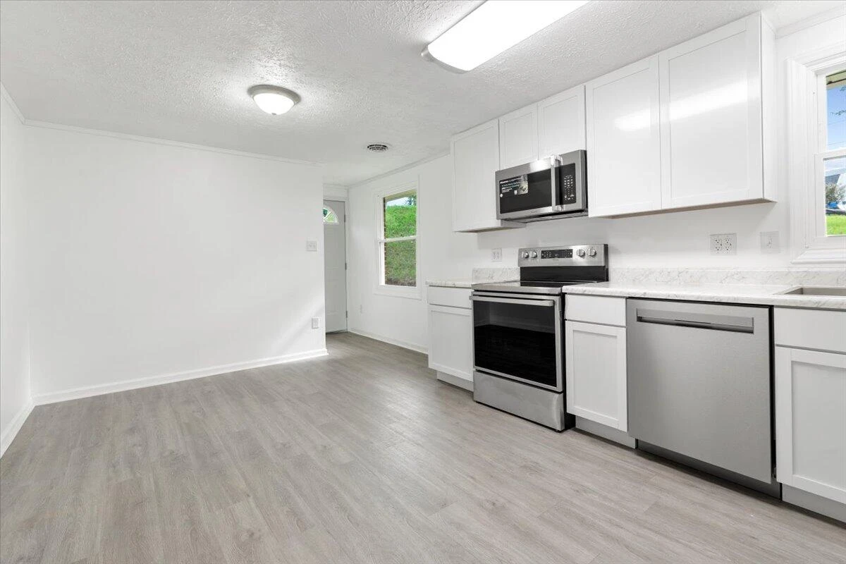 2305 Elmwood ST - Photo 17