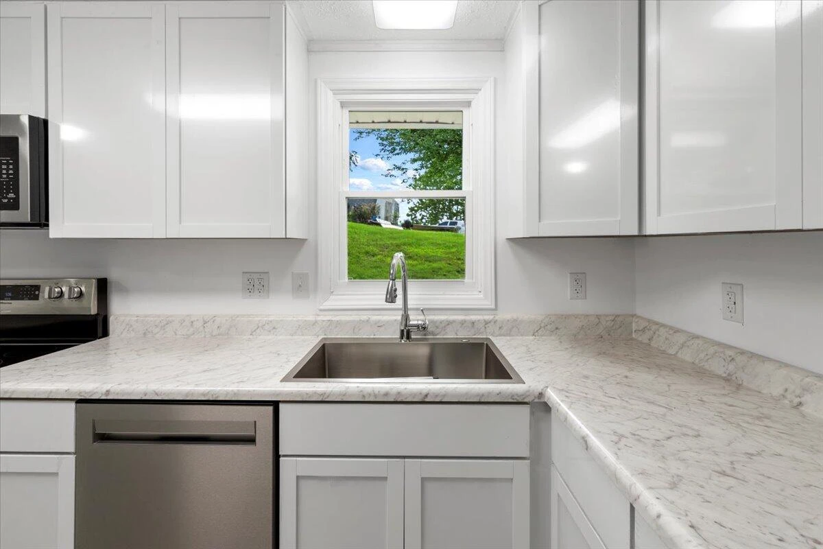 2305 Elmwood ST - Photo 18