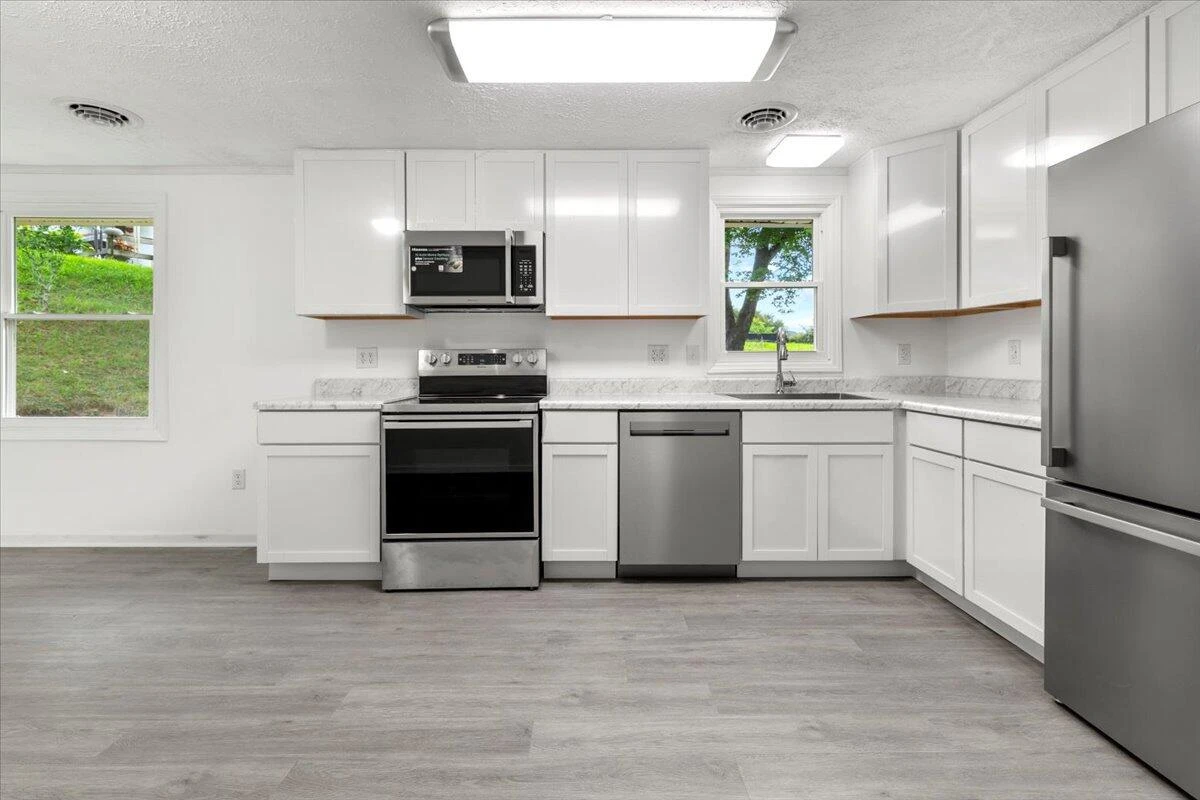 2305 Elmwood ST - Photo 19