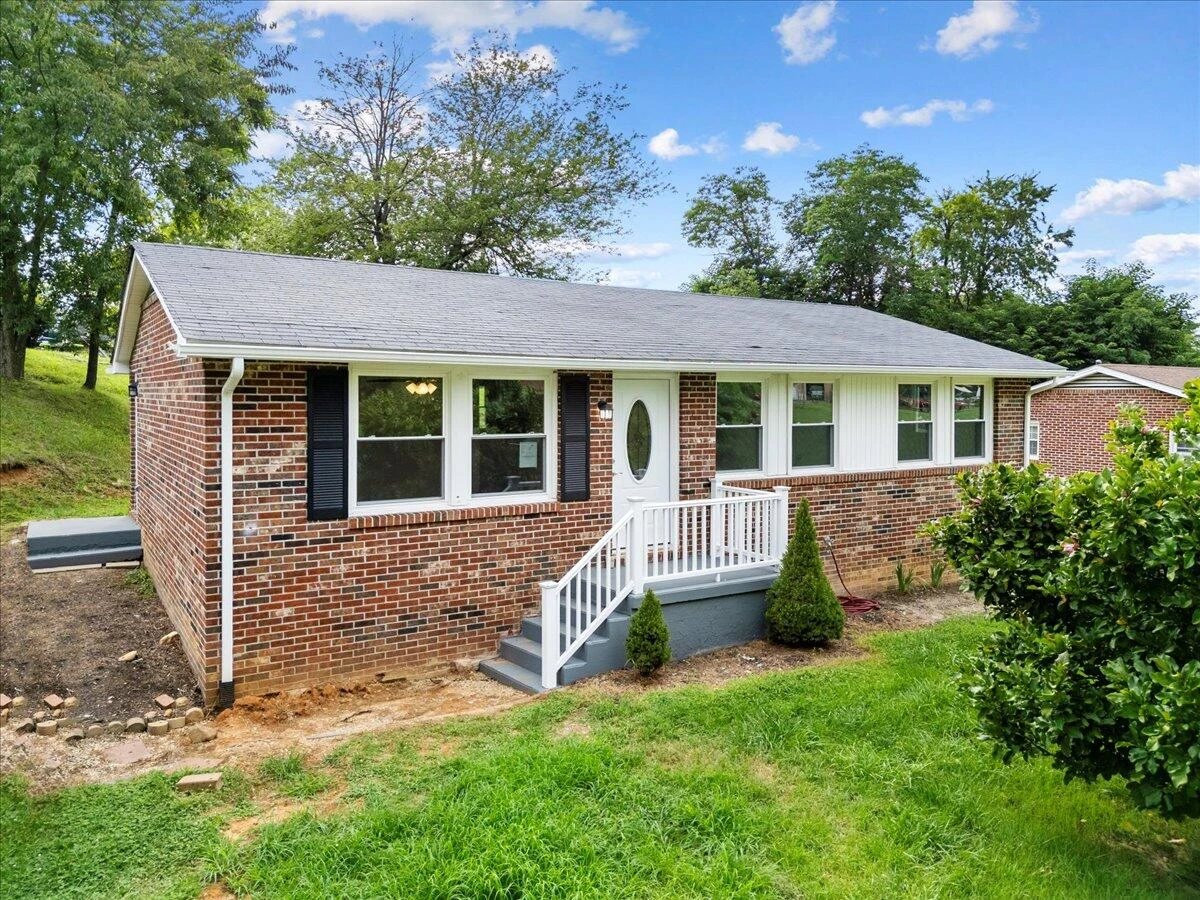 2305 Elmwood ST - Photo 2