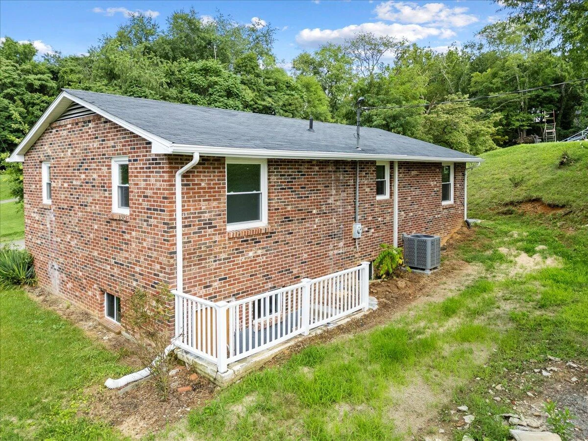 2305 Elmwood ST - Photo 27