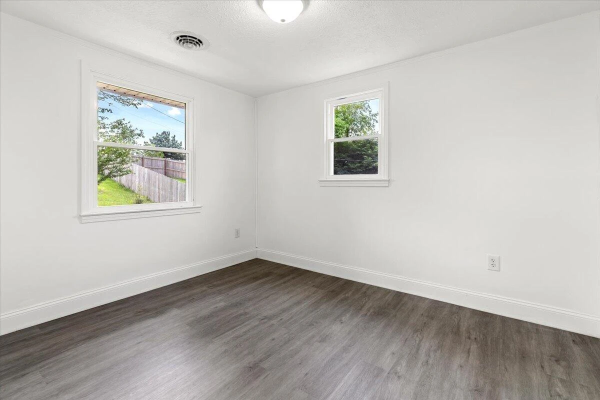 2305 Elmwood ST - Photo 8