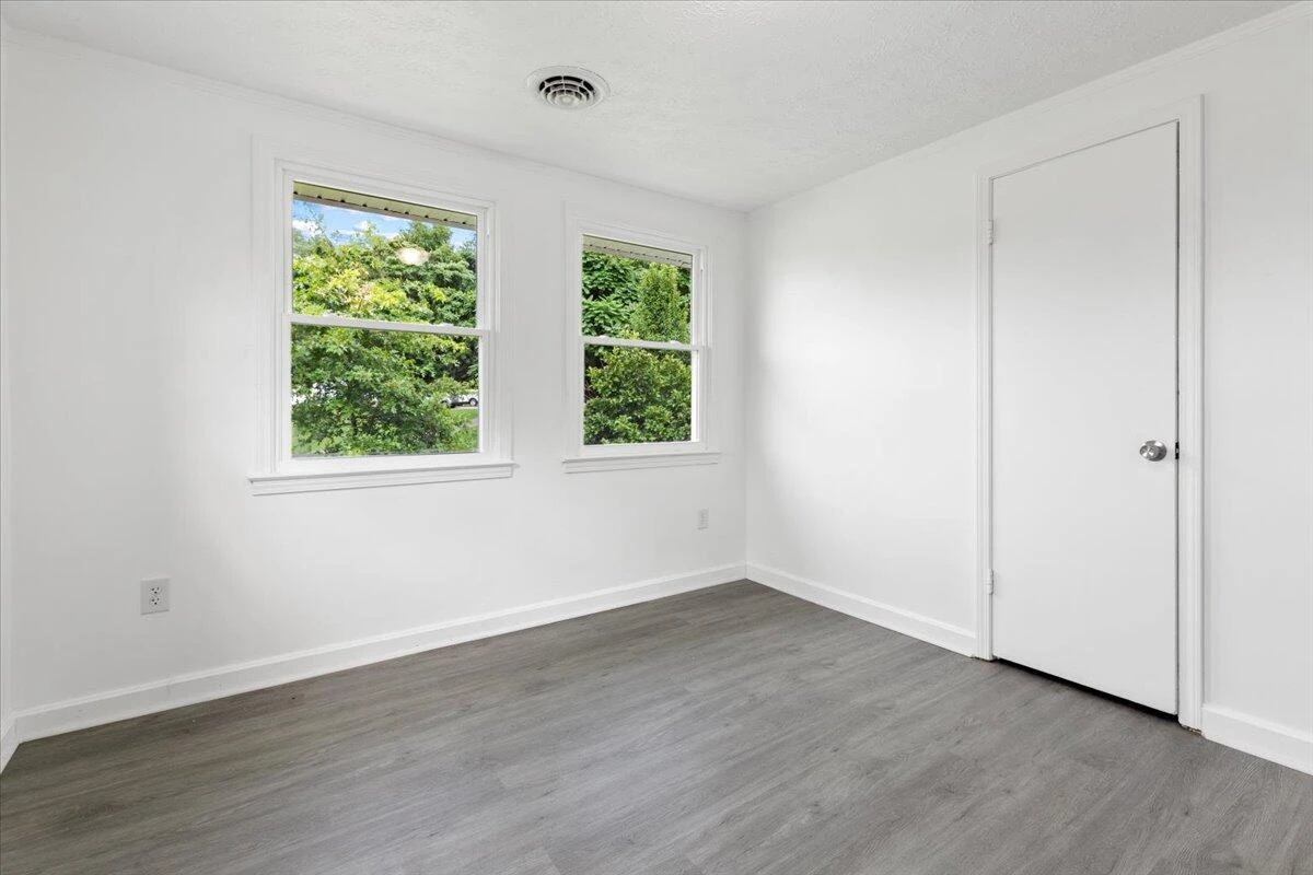 2305 Elmwood ST - Photo 9