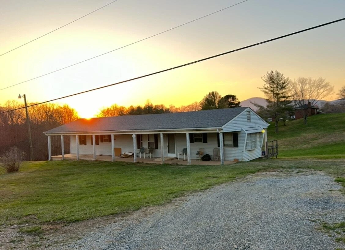 714 Farmer LN