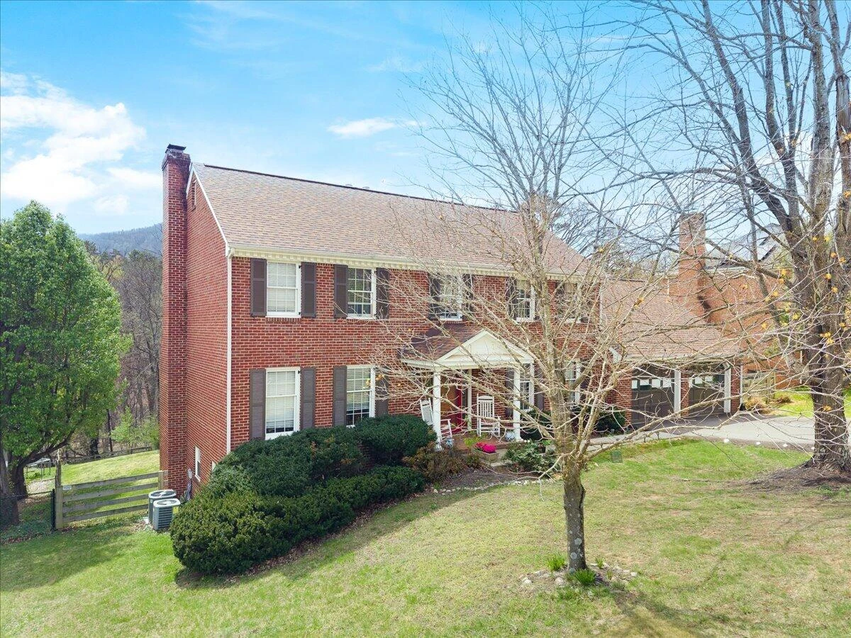 716 Debra LN - Photo 2