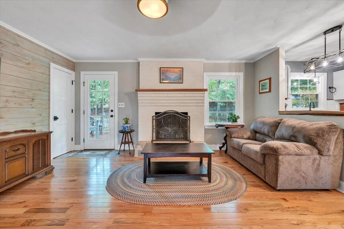 2030 Surrey LN NE - Photo 20