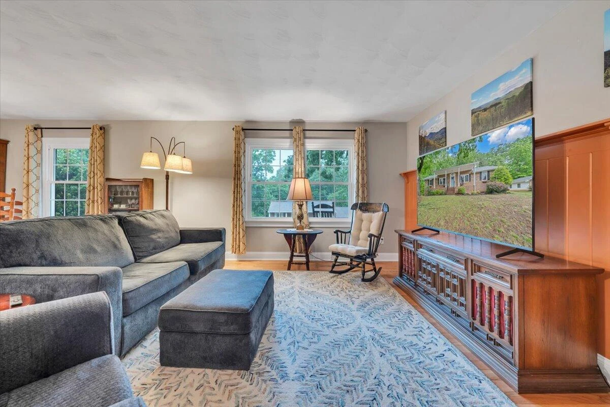 2030 Surrey LN NE - Photo 25