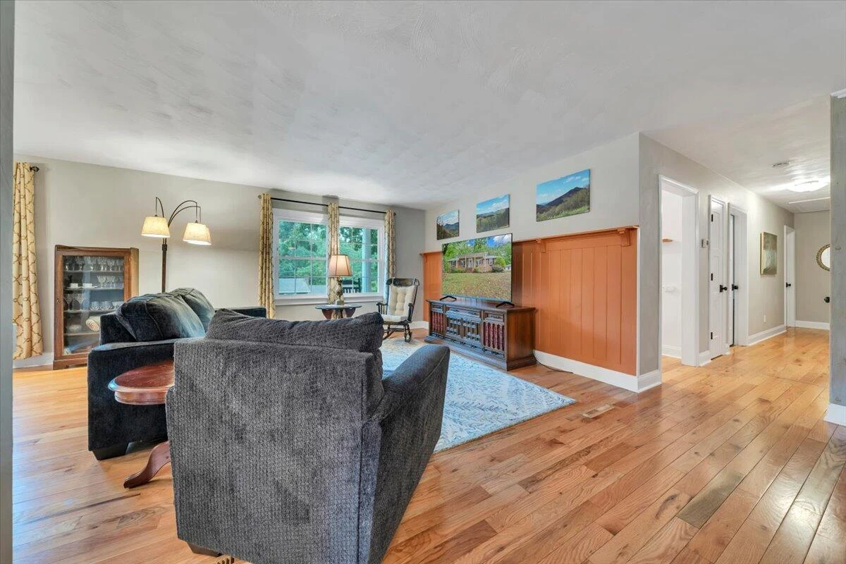 2030 Surrey LN NE - Photo 26