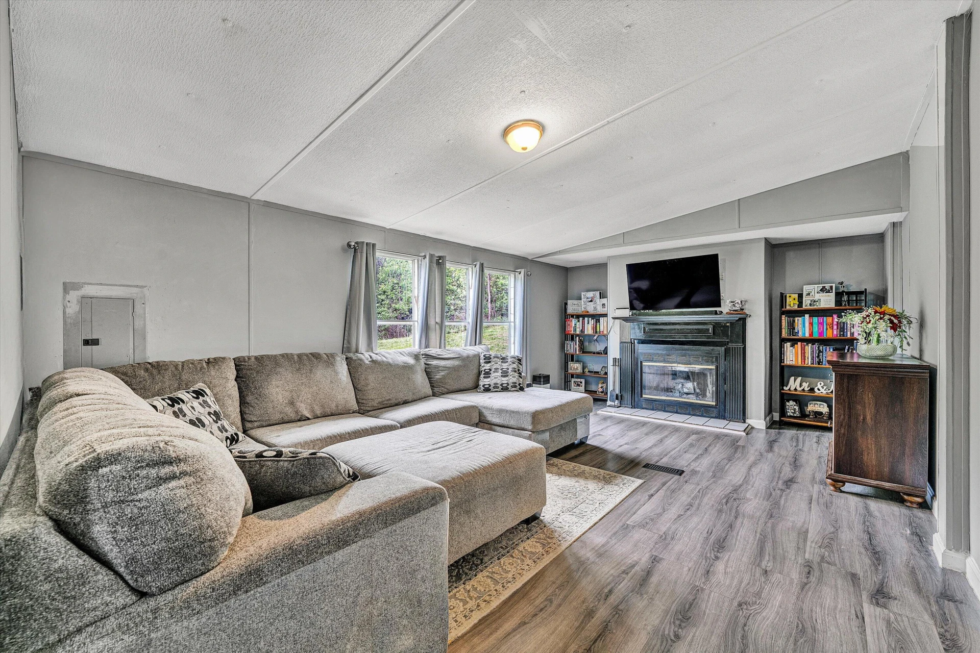 1181 Huntington DR - Photo 13