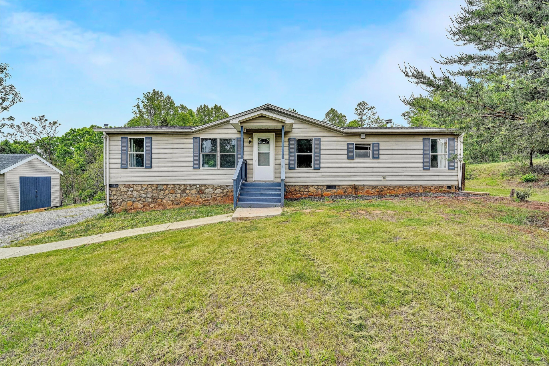 1181 Huntington DR - Photo 2