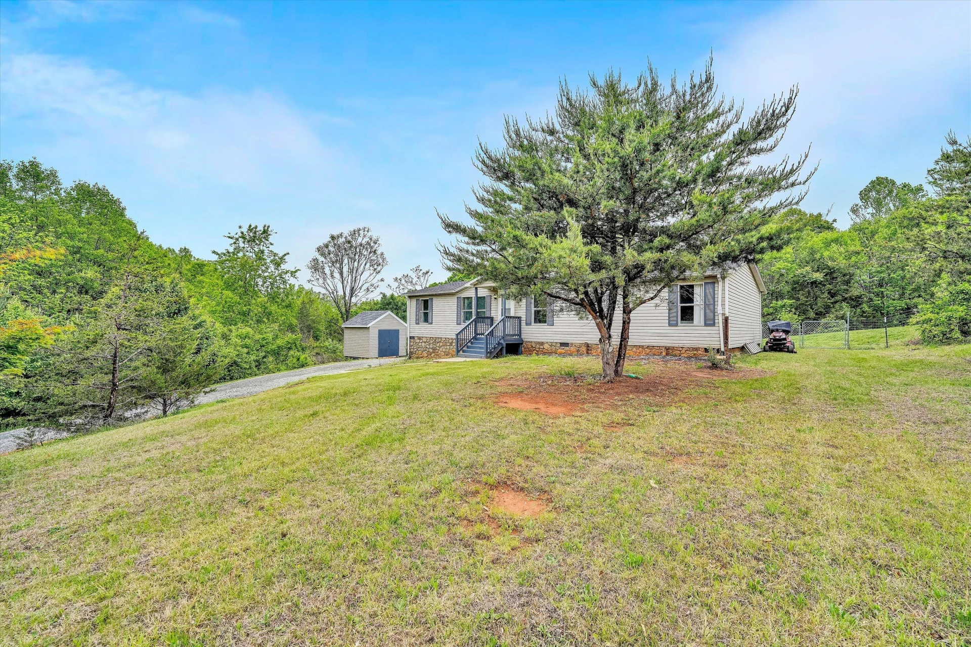 1181 Huntington DR - Photo 29
