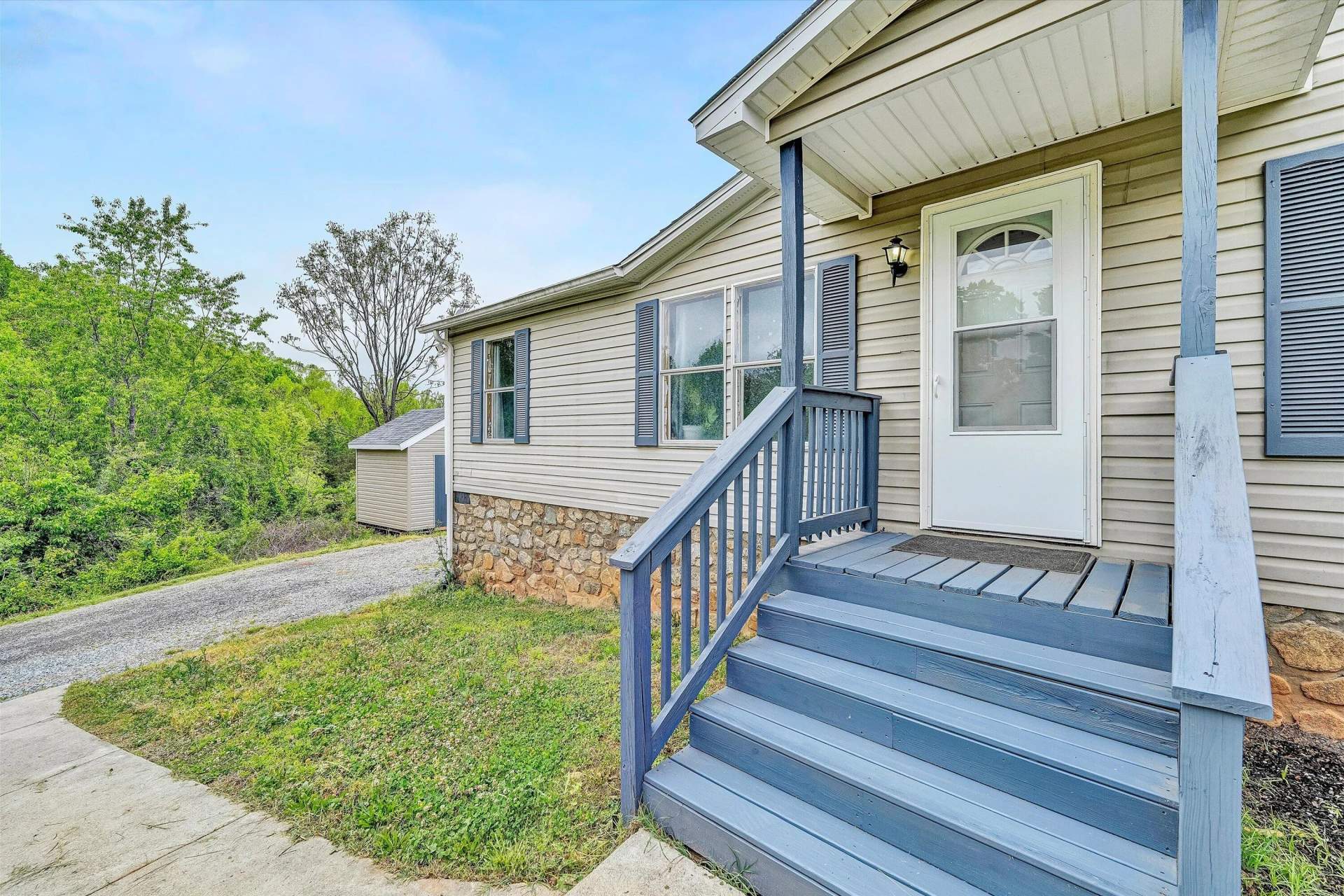 1181 Huntington DR - Photo 3