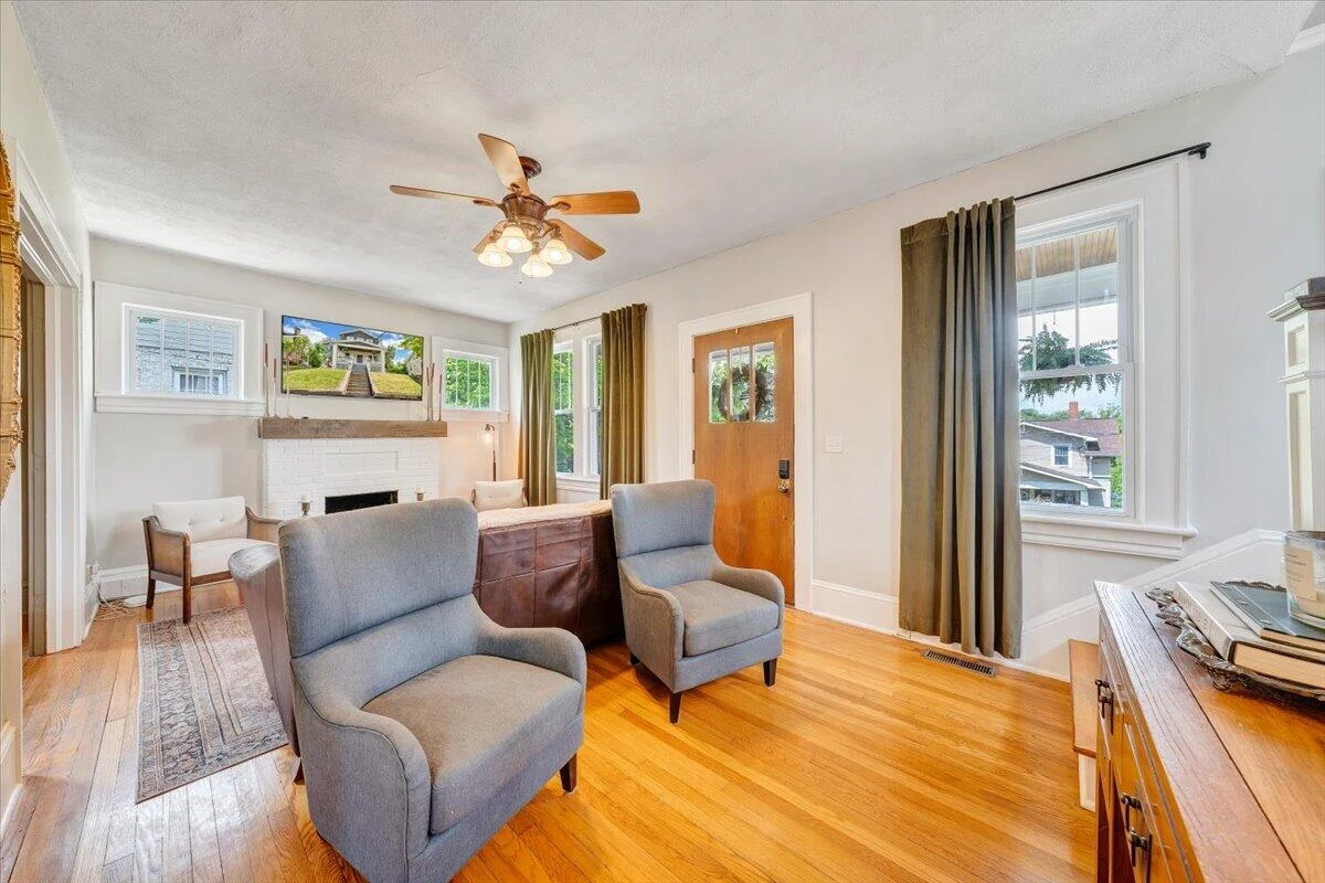 1142 Winona AVE SW - Photo 9