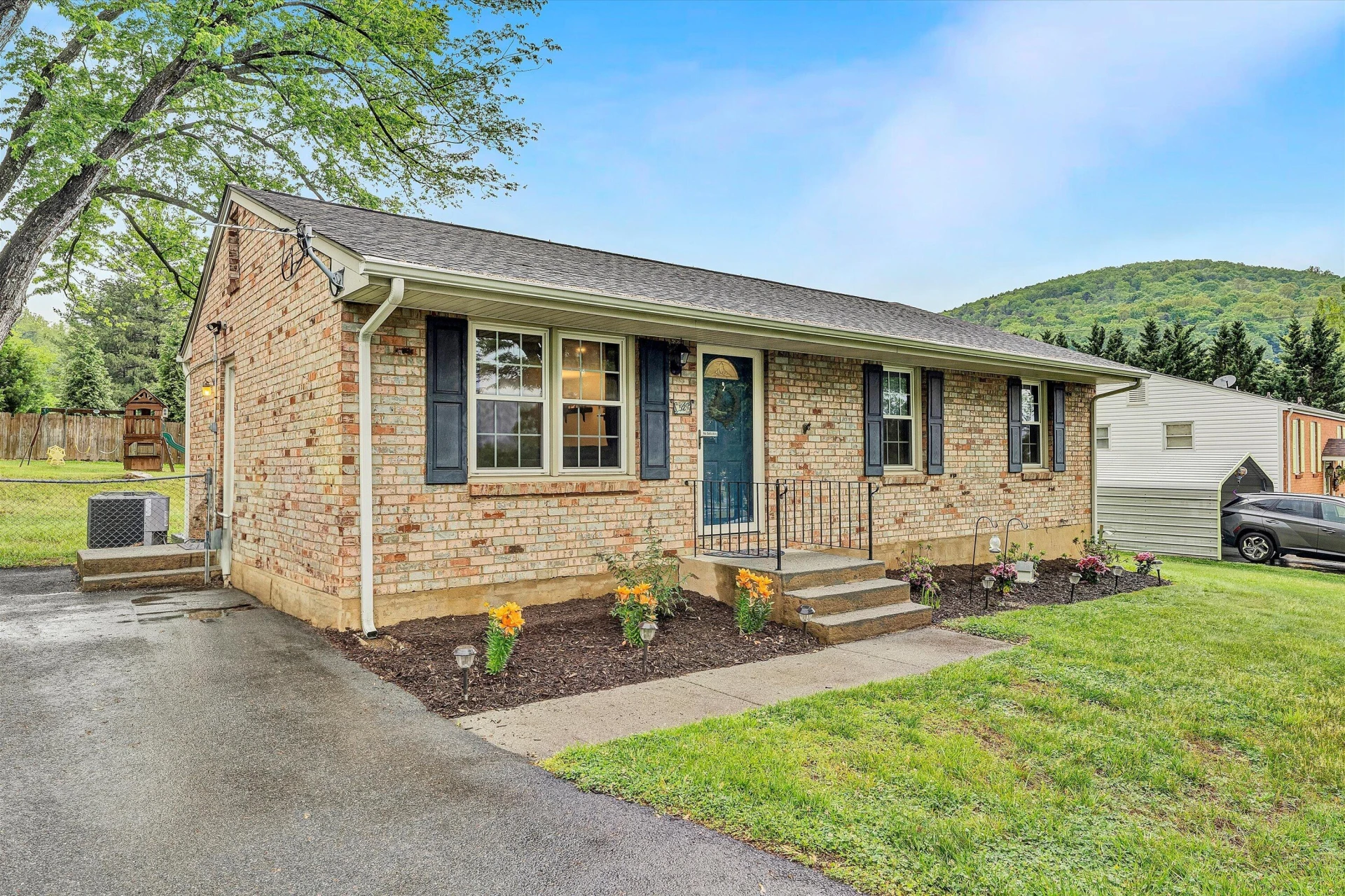 52 Hillview DR - Photo 4