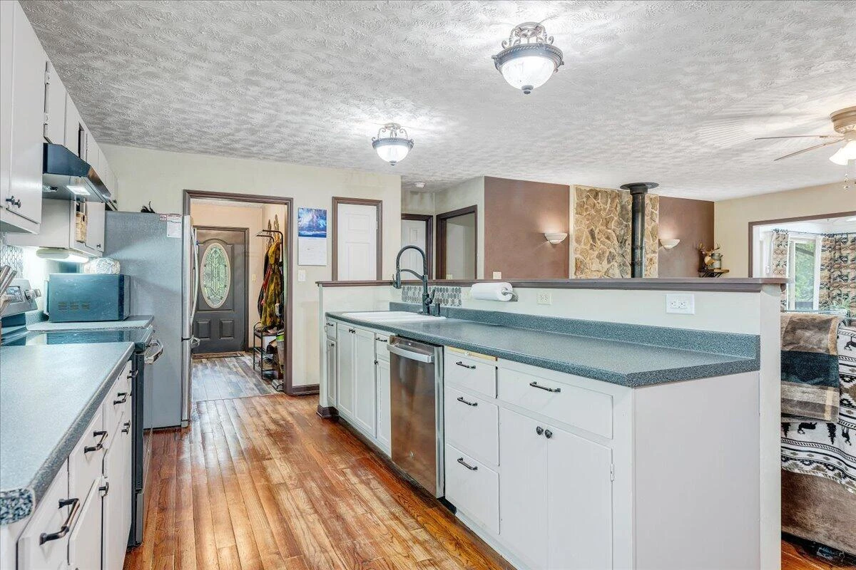 1299 Holiday CIR - Photo 11