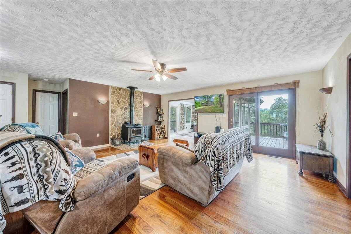 1299 Holiday CIR - Photo 18