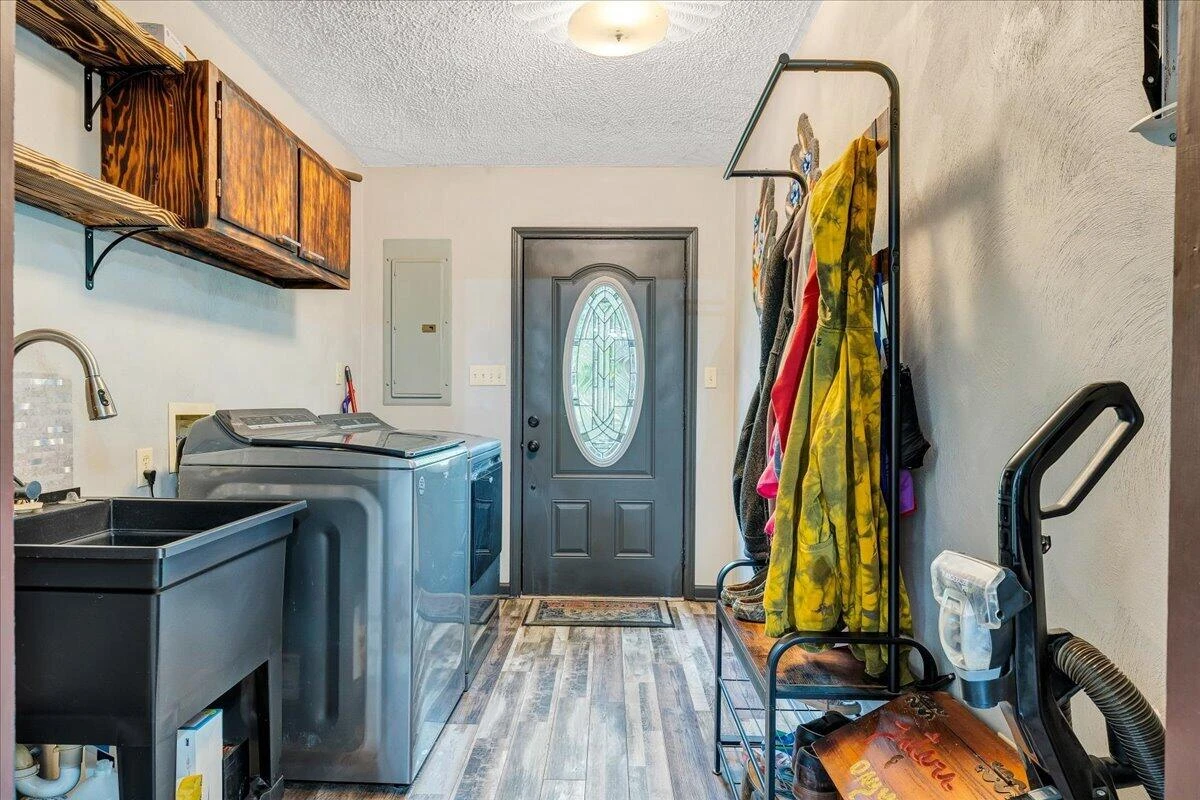 1299 Holiday CIR - Photo 6
