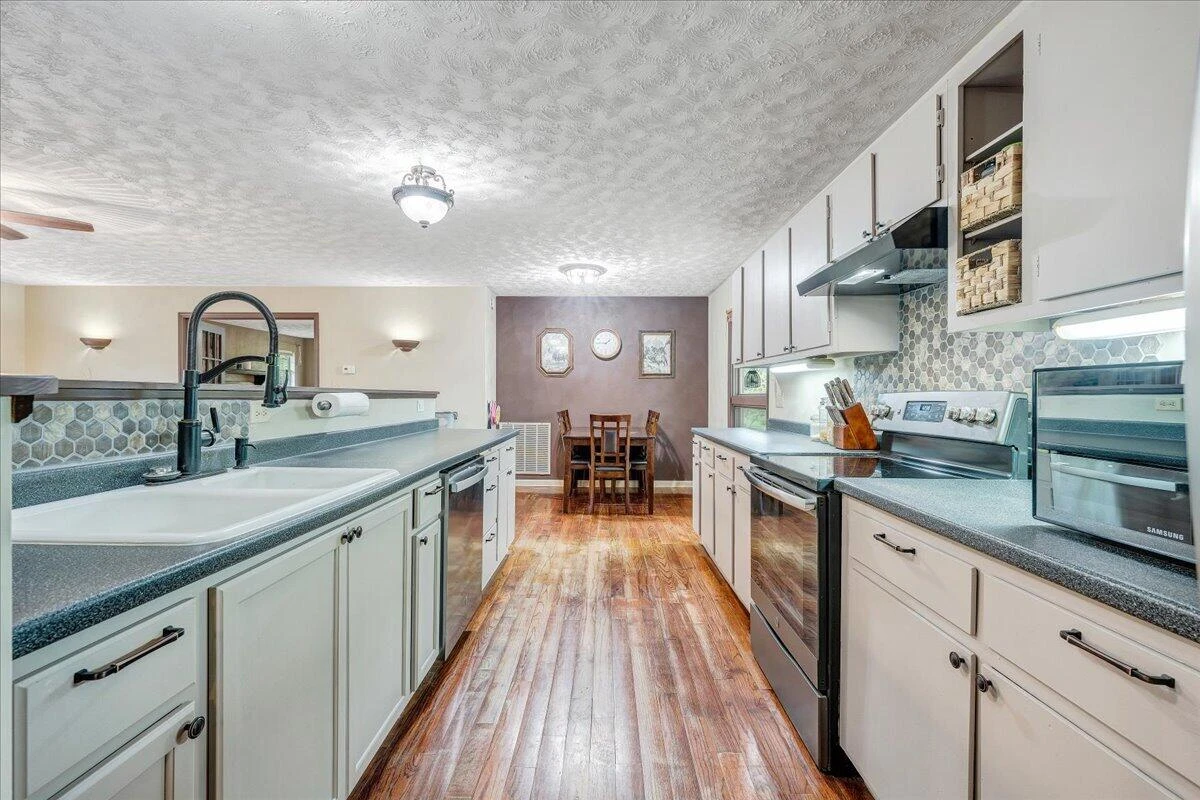 1299 Holiday CIR - Photo 8