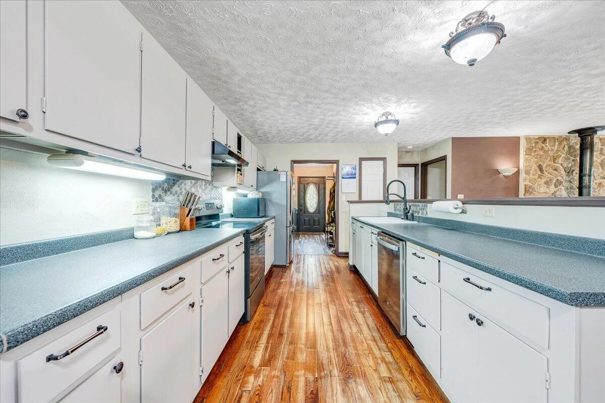 1299 Holiday CIR - Photo 9