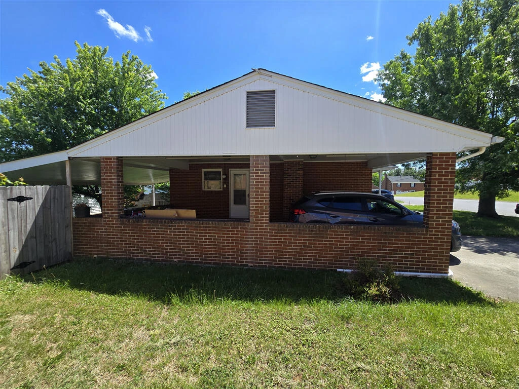 912 Hemlock RD - Photo 2