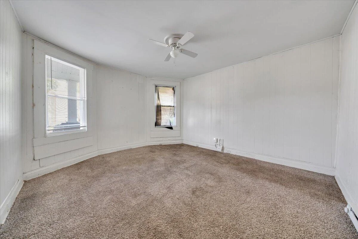 514 9th ST SE - Photo 11