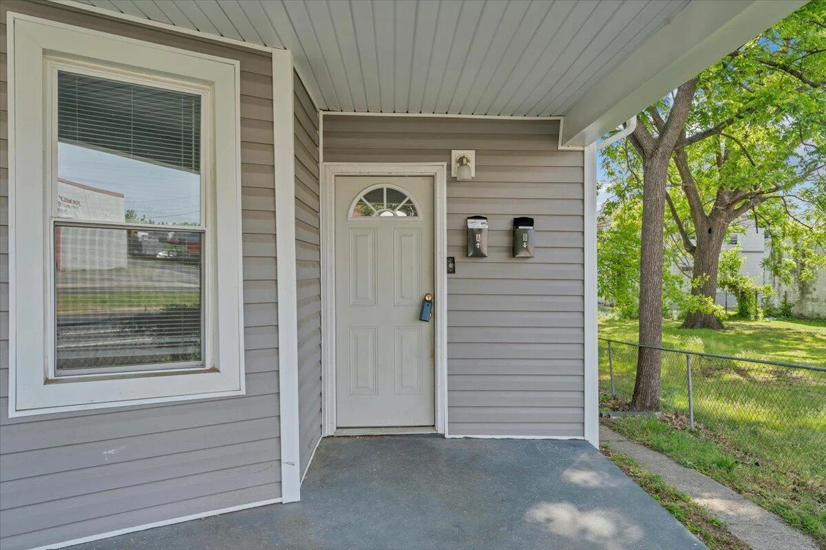 514 9th ST SE - Photo 2