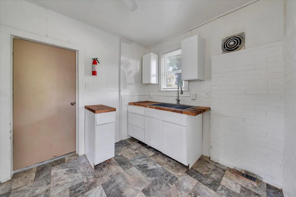 514 9th ST SE - Photo 4